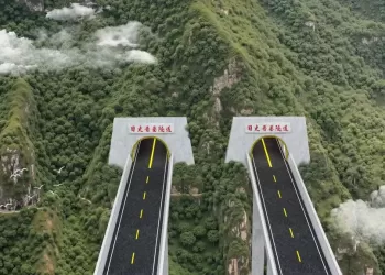 精华									
世界最长公路螺旋隧道主体工程全面动工
New