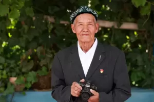 今年77岁的克热木·木沙是原新疆库尔勒市恰尔巴格乡哈赞其核心小学（2009年撤并为库尔勒市第六小学）的退休教师。
New