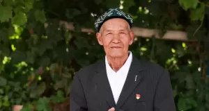 今年77岁的克热木·木沙是原新疆库尔勒市恰尔巴格乡哈赞其核心小学（2009年撤并为库尔勒市第六小学）的退休教师。
New