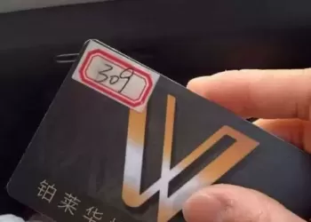 快捷酒店内消杀工作人员错开房门，房内女子未着衣物，个人隐私遭到泄露
New
