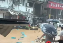 暴雨致温州多家鞋厂被淹，鞋盒漂满街头，知情者：有村民在积水中捞鞋
New
