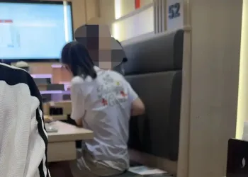 儿童在寿司郎店内小便引争议，有店员经过但未及时制止，门店回应
New