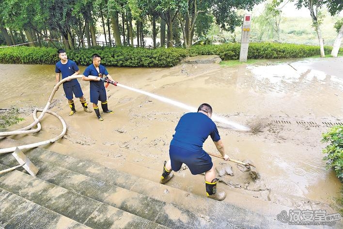 内江城区湿地公园：吹响清淤“冲锋号”-4.jpg