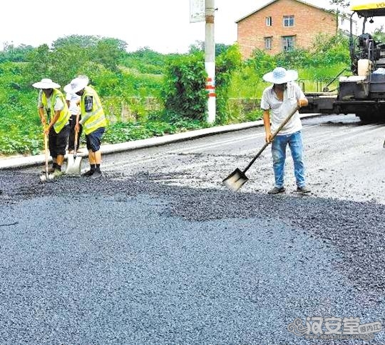 内荣路路面改造一期工程将在今年底前完工-2.jpg