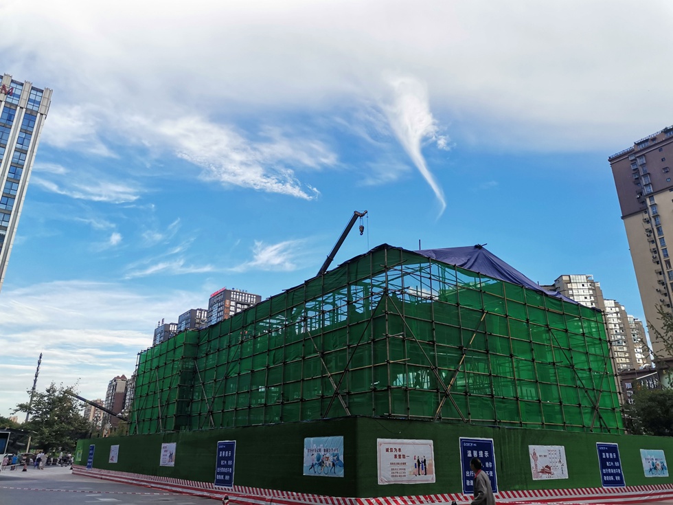 万达广场前面是在修什么“庞然大物”？围墙围了一大圈-1.jpg