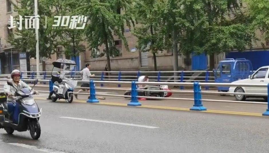内江街道上跨围栏的这一幕，让人暖心~~-1.jpg