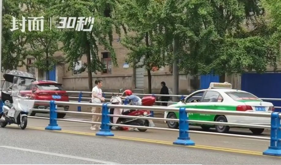 内江街道上跨围栏的这一幕，让人暖心~~-2.jpg