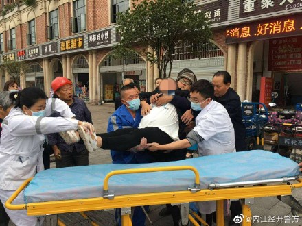 内江街头发生感人一幕！一孕妇摔倒，幸遇网格员救助！！-2.jpg