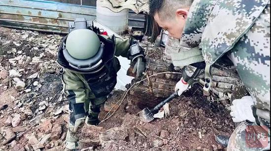 四川泸州一工地挖出上千枚炸弹 12名“拆弹专家”7小时“排雷”-6.jpg