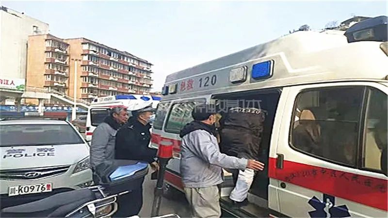 怎么回事？交警上班时间当奶爸，内江网友竟连连点赞-1.jpg