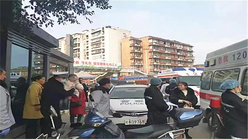 怎么回事？交警上班时间当奶爸，内江网友竟连连点赞-2.jpg