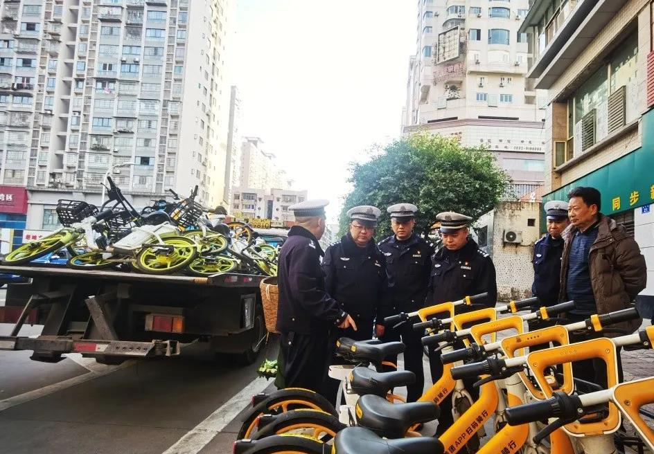 乱停乱放的遭了！内江交警开展节后车辆乱停乱放整治行动-2.jpg