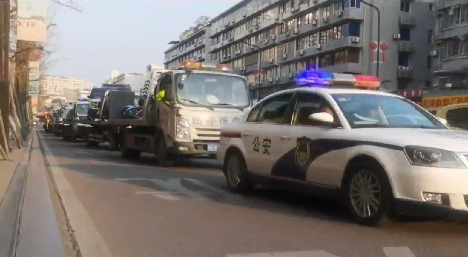 乱停乱放的遭了！内江交警开展节后车辆乱停乱放整治行动-1.jpg