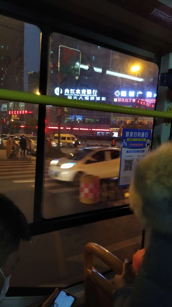 超好奇的，内江公交上的这个东西真的有人扫吗？-1.jpg