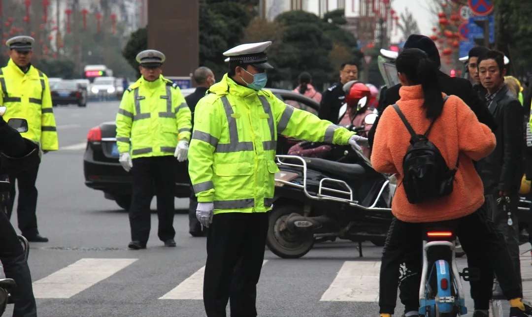 内江人注意！本月起，这些车辆不走专用道要被罚-1.jpg