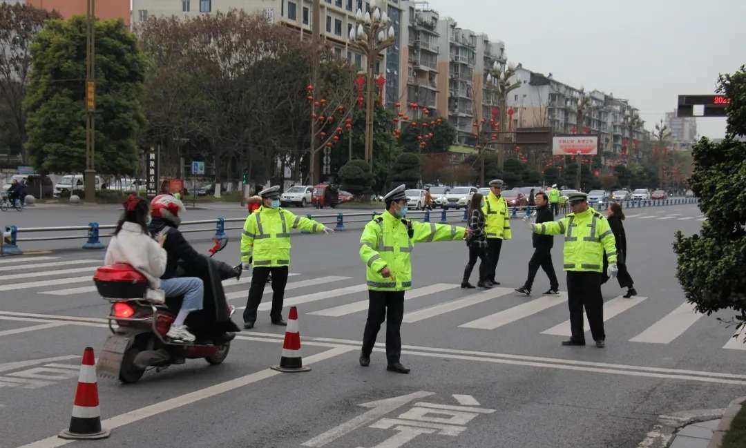 内江人注意！本月起，这些车辆不走专用道要被罚-3.jpg