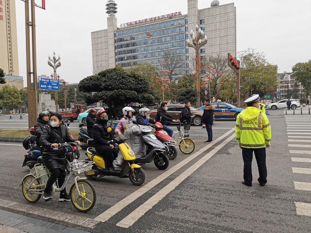3月2日起实施！内江城区汉安大道二、三轮车不走专用道将被处罚-1.jpeg