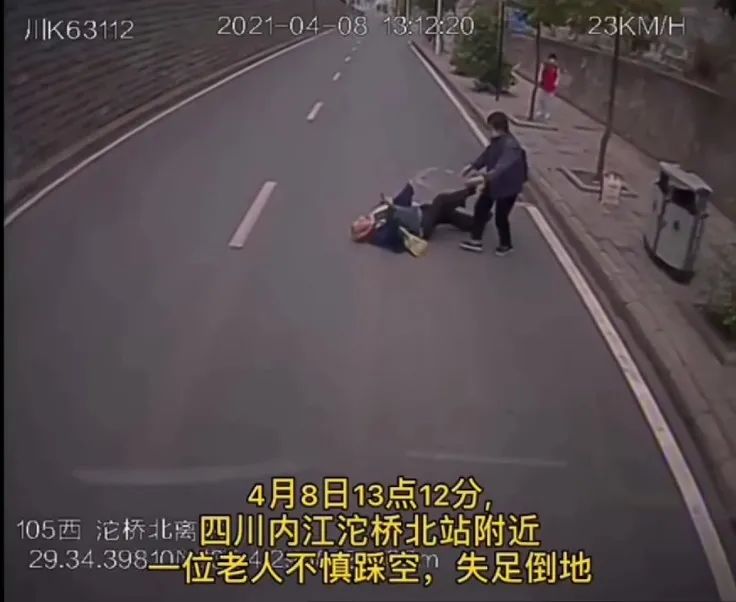 摄像头全程拍下：这位内江公交车长“不摆”了-1.jpg