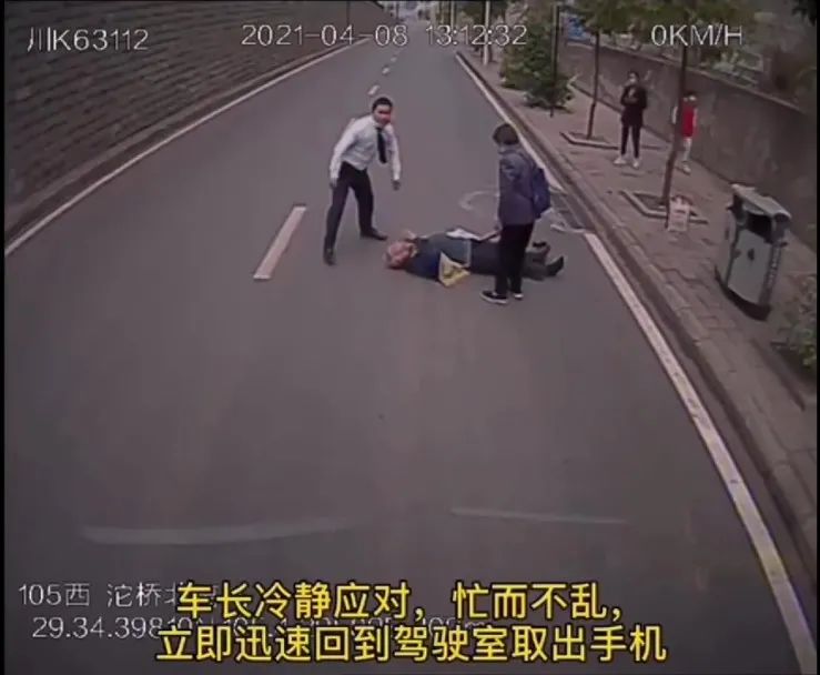 摄像头全程拍下：这位内江公交车长“不摆”了-2.jpg