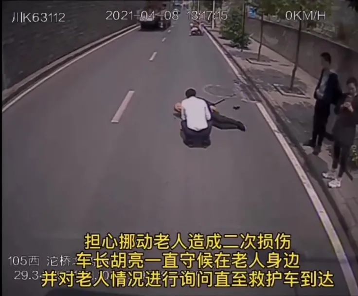 摄像头全程拍下：这位内江公交车长“不摆”了-3.jpg