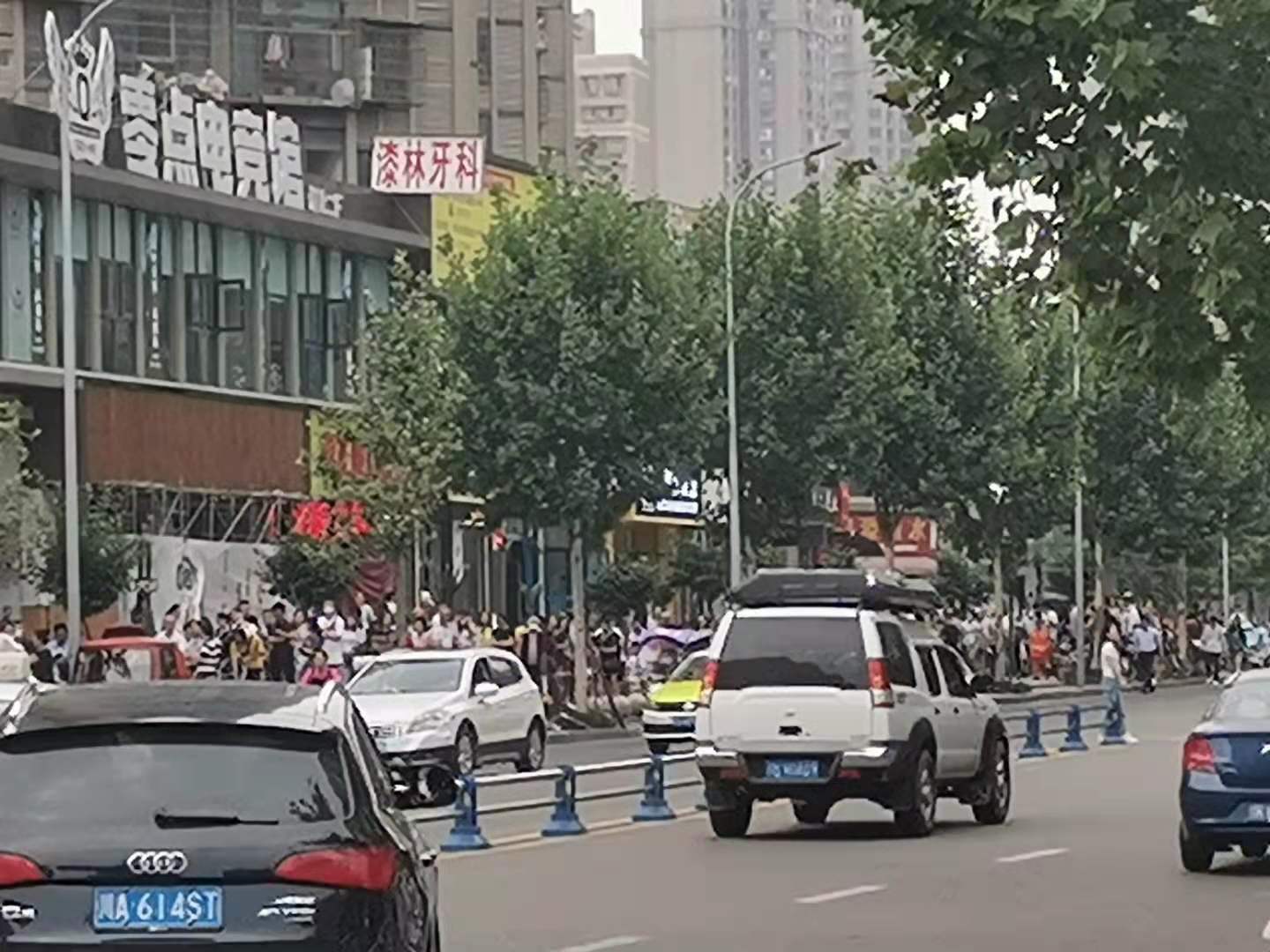 实拍！内江多个疫苗接种点现场排队情况图片来了（内附点位明细）-2.jpg