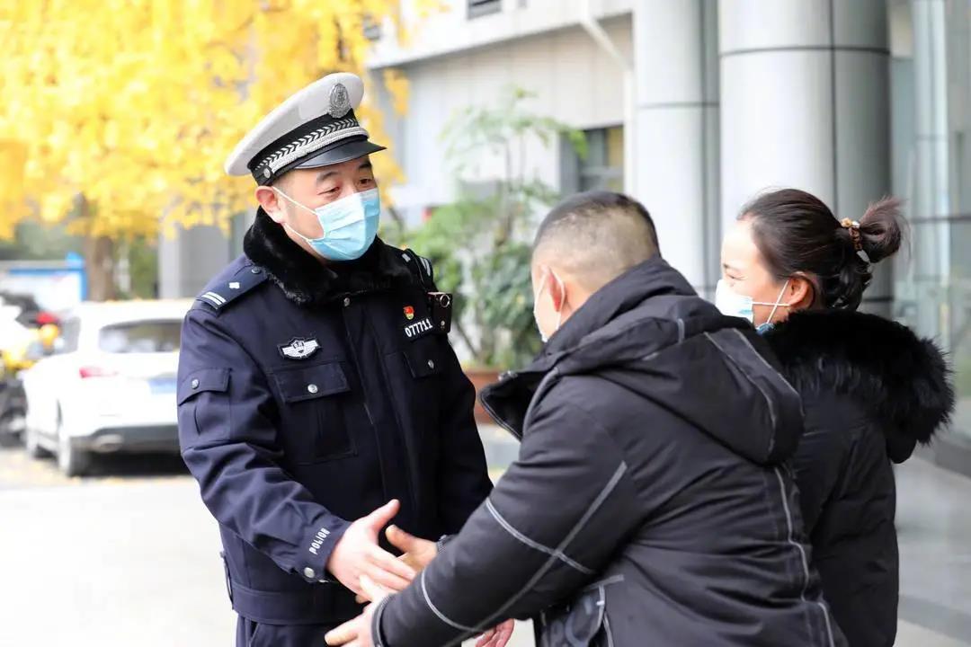 火上热搜！人民日报、新华社、央视争相报道，这个内江人出名了-11.jpg