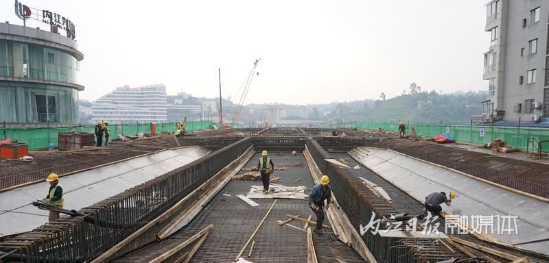 抢时间、抓进度！内江麻柳坝大桥建设项目现场一派热火朝天-1.jpg