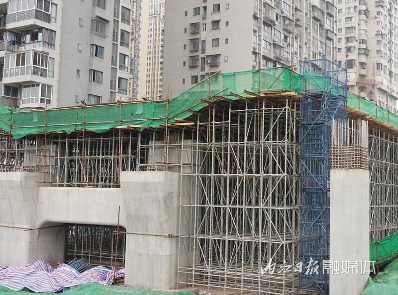 抢时间、抓进度！内江麻柳坝大桥建设项目现场一派热火朝天-2.jpg