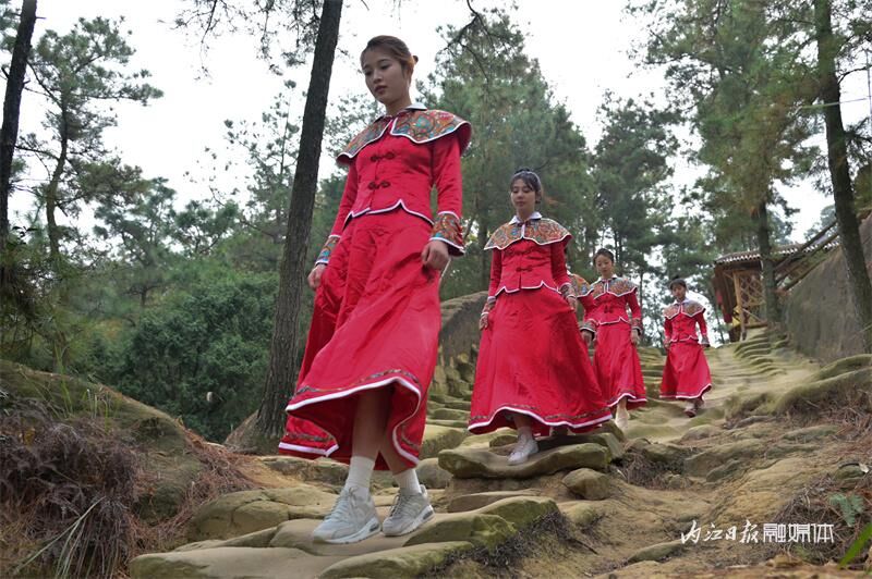 “穿越”千年！甜女“沉浸式”打卡古佛顶景区-4.jpg