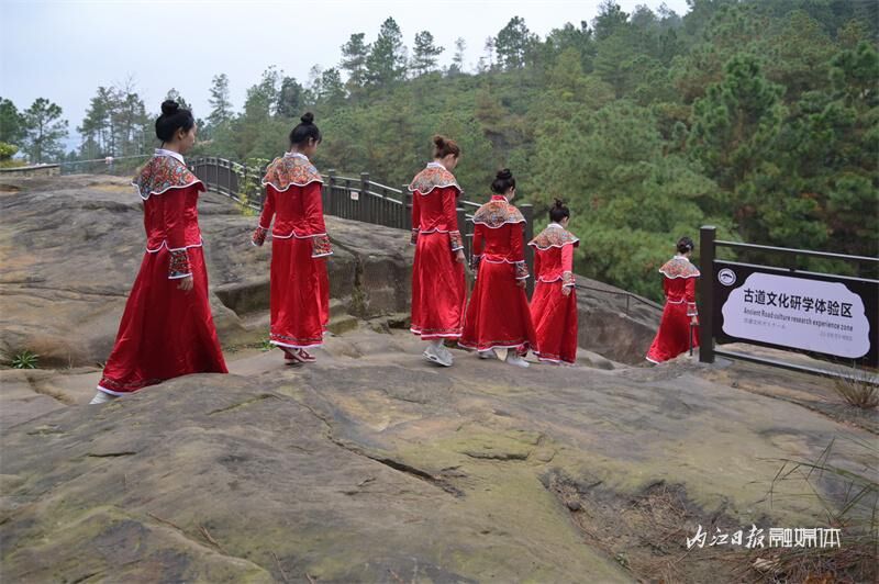 “穿越”千年！甜女“沉浸式”打卡古佛顶景区-3.jpg