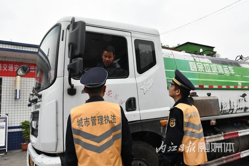 隆昌与荣昌、铜梁开展川渝跨区域联合执法交流活动-3.jpg