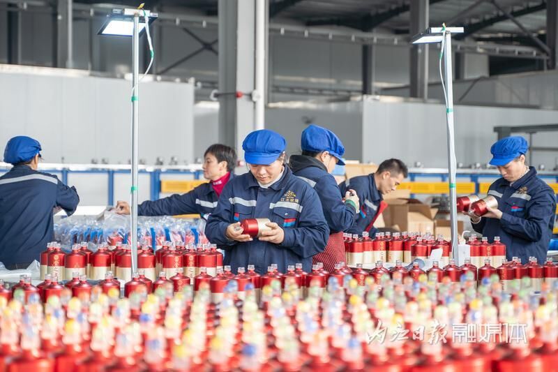 隆昌市：小酒瓶大“智造”，撬动百亿大产业-3.jpg