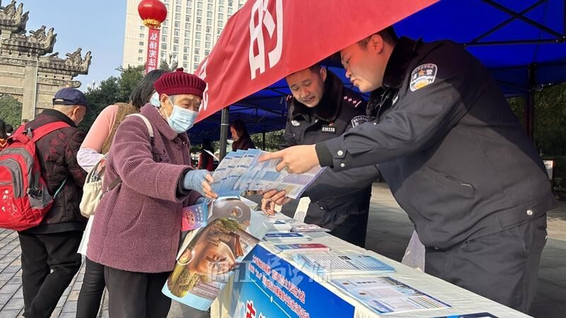 内江开展2023年“12·4”国家宪法日现场集中法治宣传活动-2.jpg