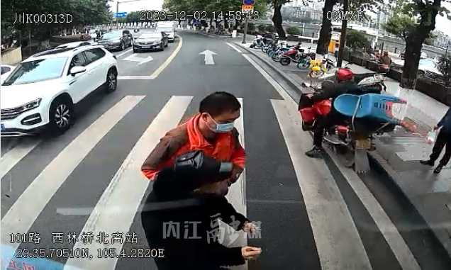 盲人车流中穿行马路 内江公交车长暖心护送-1.png