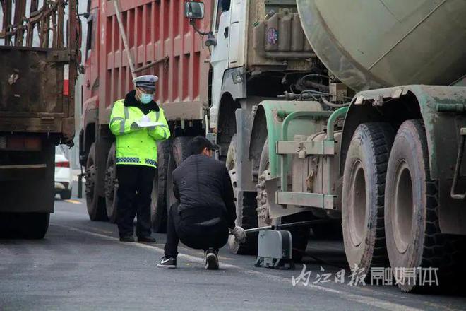 多部门联合出击！内江正在严查这类车辆——-4.jpg