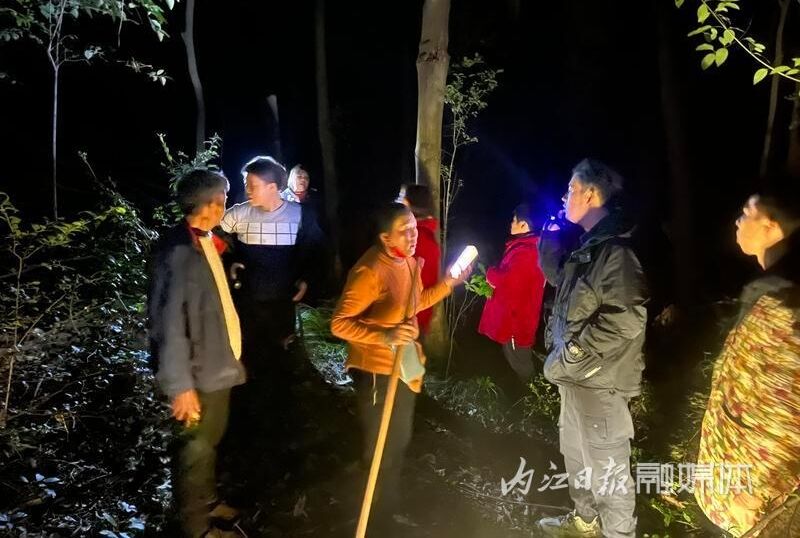 搜寻4个多小时！隆昌古宇村：老人在山中受伤昏迷，30余名干部群众连夜找回-1.jpg