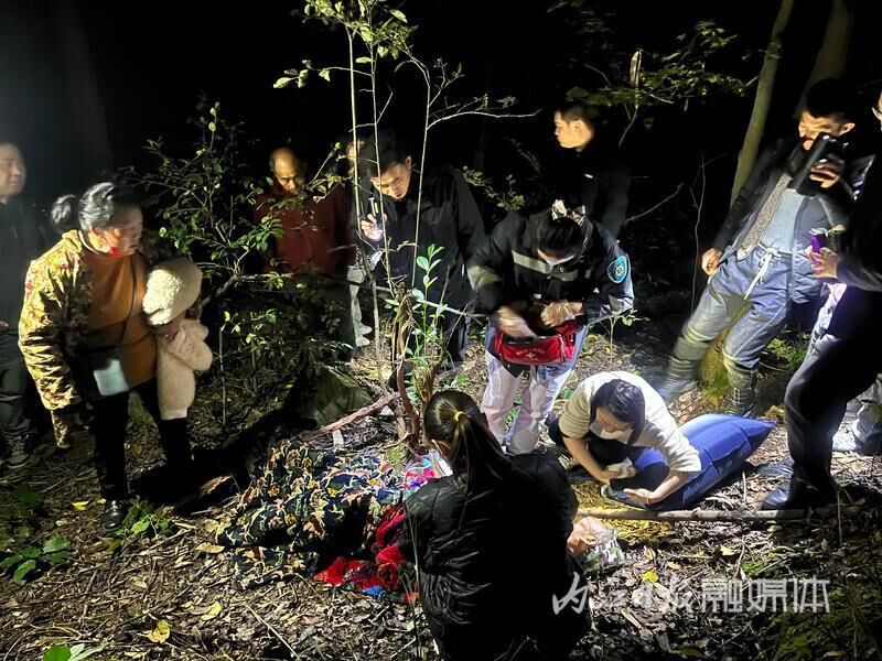 搜寻4个多小时！隆昌古宇村：老人在山中受伤昏迷，30余名干部群众连夜找回-4.jpg