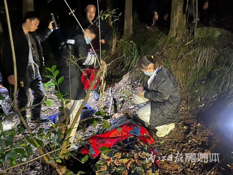 搜寻4个多小时！隆昌古宇村：老人在山中受伤昏迷，30余名干部群众连夜找回-3.jpg
