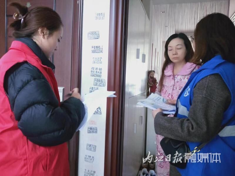 内江大学生志愿者进社区宣传文明城市创建-3.jpg