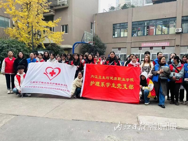内江大学生志愿者进社区宣传文明城市创建-4.jpg