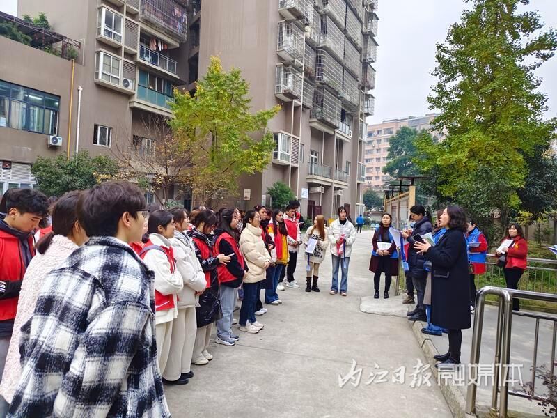 内江大学生志愿者进社区宣传文明城市创建-1.jpg