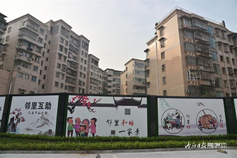 美！内江这个小区的破旧围墙变身文化墙-1.jpg