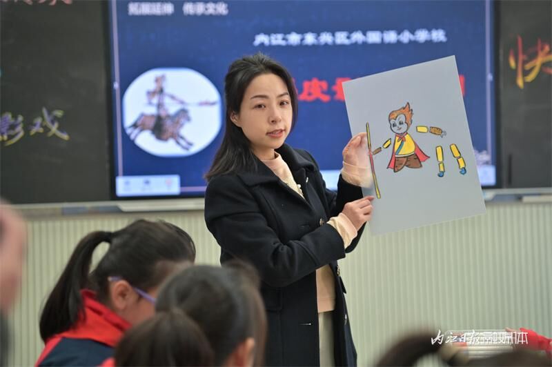 体验传统文化！内江“小甜娃”演皮影戏-3.jpg