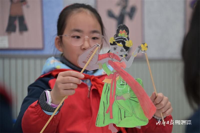 体验传统文化！内江“小甜娃”演皮影戏-6.jpg
