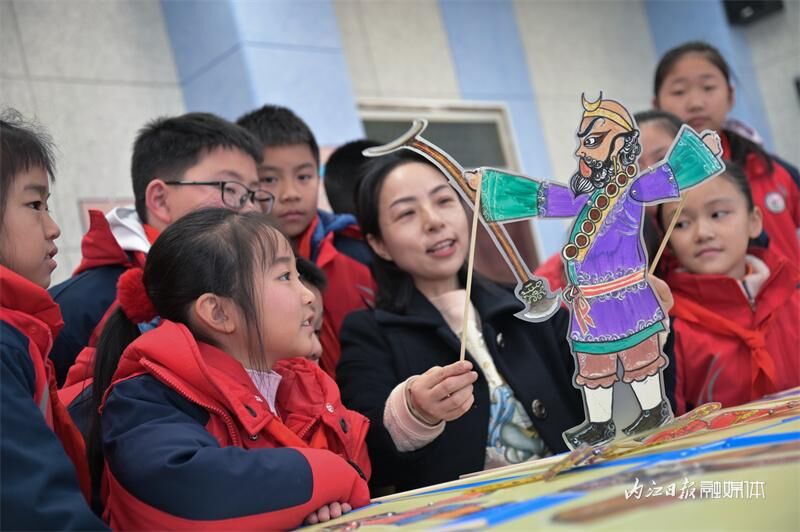 体验传统文化！内江“小甜娃”演皮影戏-8.jpg