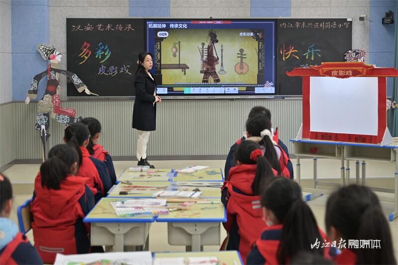 体验传统文化！内江“小甜娃”演皮影戏-2.jpg