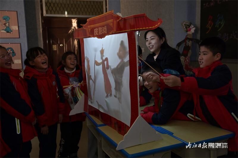 体验传统文化！内江“小甜娃”演皮影戏-9.jpg