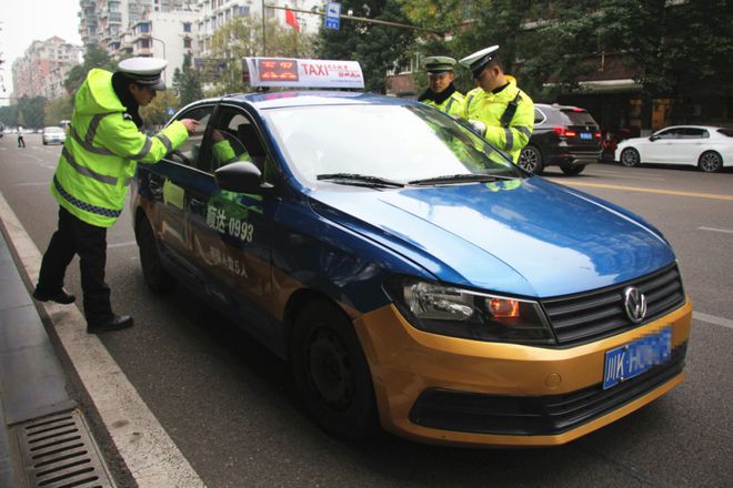 正在严查！内江重拳整治出租车乱象-1.jpg