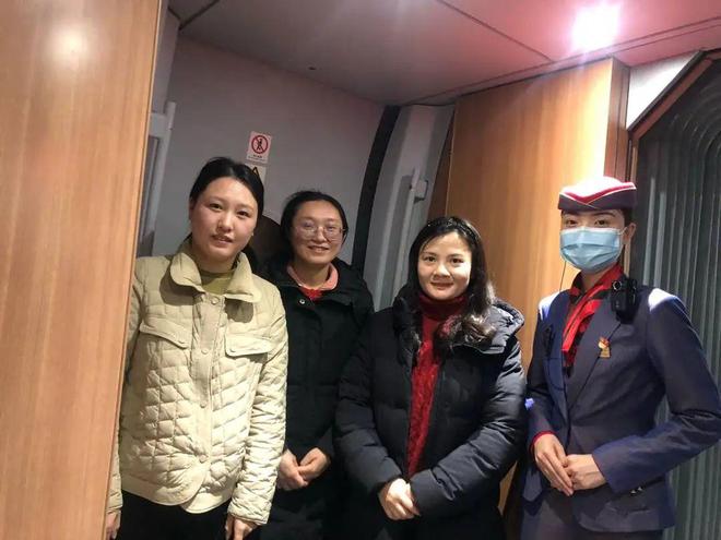 紧急！高铁上乘客突发疾病，来自内江的她们挺身而出-2.jpg