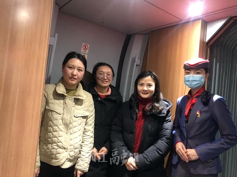 最好的言传身教！高铁上，内江3位教师紧急救护发病患者-1.jpg